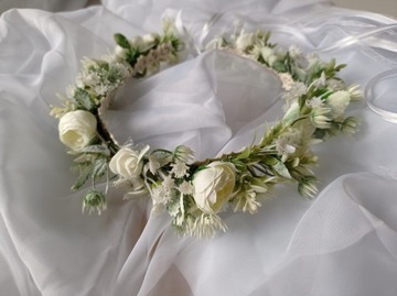 Венок для причастия, нежные оттенки кремового, белого и зеленого.