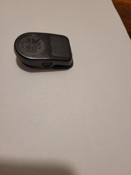 черный монтажный зажим, приклеенный на двусторонний скотч, ширина 3 см.