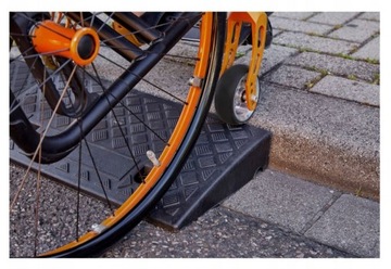 АВТОМОБИЛЬ 7 СМ, ПОДЪЕЗЖАЮЩИЙ К БОРДЮРУ, ПОДЪЕЗЖАЮЩАЯ ПУТЬ