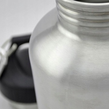 Спортивная бутылка для воды емкостью 2 литра из стали.