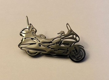 Motocykl motor czarna broszka przypinka znaczek