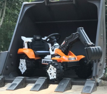 ТРАКТОР С ЭКСКАВАТОРОМ С ПИТАНИЕМ ОТ АККУМУЛЯТОРА 2x45 Вт СВЕТОДИОДНЫЙ ПУЛЬТ ДИСТАНЦИОННОГО УПРАВЛЕНИЯ