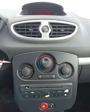 Renault Clio III Hatchback 5d 1.2 i 16V 75KM 2010 Renault Clio Renault Clio 1.1 Benzyna 75KM, zdjęcie 9