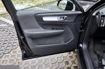 Volvo XC40 Crossover Facelifting 2.0 B3 163KM 2022 Volvo XC 40 MOMENTUM 2.0 benzyna 163KM 2022r, zdjęcie 16