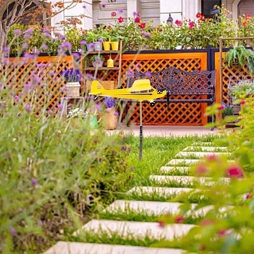 САД САМОЛЕТ НА КРЫШЕ ВЕТРЯНАЯ ЛОЖКА ВЕТРЯНАЯ МЕЛЬНИЦА