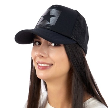 Регулируемая бейсболка с сеткой.