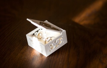 Коробочка для обручальных колец из белого ЗОЛОТА