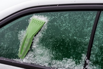 Скребок для лобового стекла автомобиля от льда и инея