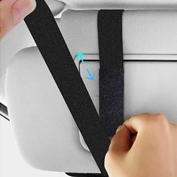 Универсальный органайзер для автомобильных солнцезащитных козырьков с множеством карманов для аксессуаров в салоне.