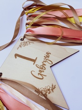 Вымпел с номером на стуле с именем, цветы