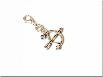 DWUSTRONNA METALOWA ZAWIESZKA CHARMS ŁUK LOVE