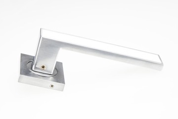 KLAMKA GABI CHROM-SATYNA/BIAŁY + BLOKADA WC HIT