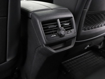 Peugeot 3008 II Crossover 1.5 BlueHDI 130KM 2019 Peugeot 3008 1.5 Blue-HDi Automat Allure Nawigacja, zdjęcie 37