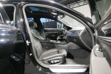 BMW Seria 7 G11-G12 Sedan 750i 450KM 2018 BMW Seria 7 Pneumat M Pakiet HeadUp Radar Dociagi Masaz Wentyl Harman Bezwp, zdjęcie 6