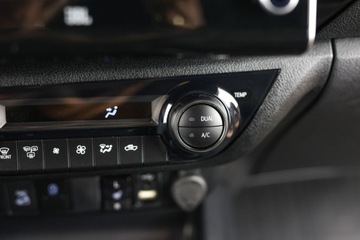 Toyota Hilux VIII Podwójna kabina Facelifting 2.8 D-4D 204KM 2023 Toyota Hilux 2.8 D-4D Double Cab Invincible 4x4 aut 2.8 Diesel 204KM, zdjęcie 32