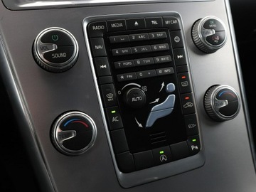 Volvo XC60 I SUV Facelifting 2.0 D3 DRIVE-E 150KM 2017 Volvo XC 60 2.0 D3 Automat Momentum Nawigacja, zdjęcie 25