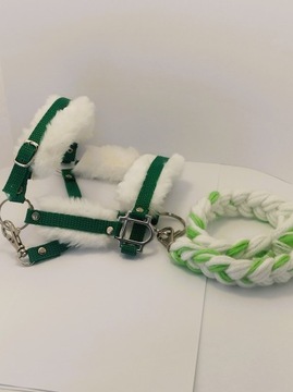 Недоуздок для лошади-любителя А4 с меховым зеленым поводком и поводьями