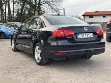 Volkswagen Jetta VI Sedan 1.2 TSI 105KM 2011 Volkswagen Jetta 1.2 TSI BlueMotion Technology Trendline 105KM 2011r, zdjęcie 10