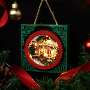 Миниатюрное новогоднее украшение для взрослых.