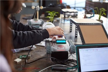 Sphero RVR, модифицированный робот с датчиками для обучения программированию.
