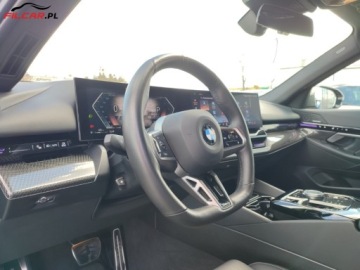 BMW Seria 5 G90-91 2023 BMW Seria 5 M PAKIET PRO GWARANCJA Kamery 360 Zarejestrowany Mozliwa zamia, zdjęcie 4