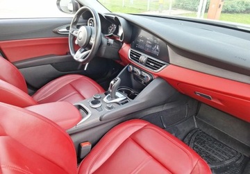 Alfa Romeo Giulia II Sedan Facelifting 2.0 Turbo 280KM 2021 Alfa Romeo Giulia 2.0 280KM 4x4 Q4 Czerwona Skora Kamera Szyberdach ElekrP, zdjęcie 9