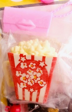 НАБОР АКСЕССУАРОВ ДЛЯ БАРБИ ГУБНЫЕ ПОМАДКИ НАряд ПЛАТЬЕ