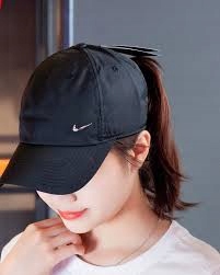 CZAPKA DAMSKA NIKE METAL Z DASZKIEM SWOOSH CZARNA BEJSBOLÓWKA METALOWE LOGO