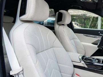 BMW Seria 7 G70 Sedan 3.0 40d 299KM 2025 BMW Seria 7 740d xDrive Sport Sedan 3.0 (299KM) 2025, zdjęcie 14