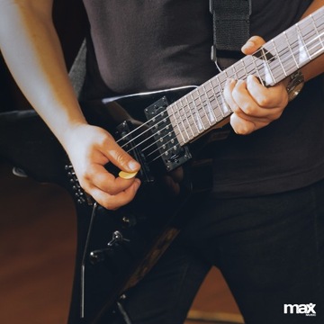 Zestaw Gitara elektryczna czarna typ V + wzmacniacz pokrowiec tuner dodatki