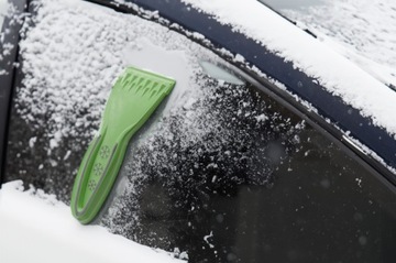 Скребок для лобового стекла автомобиля от льда и инея