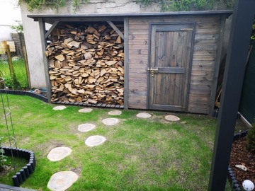 Drewutnia domkiem narzędziowym ogrodowym drewno