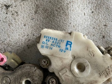 NISSAN TERRANO 2 II ZÁMEK PRAVÝ ZADNÍ 8255250J01