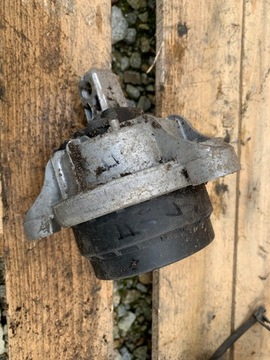 BMW F10 F11 F06 UCHYCENÍ MOTORU ULOŽENÍ LEVÝ 6785601