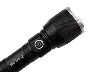 Сильная батарея фонарика XHP160 привел к тактическому фару.