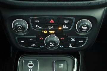 Jeep Compass II SUV 1.4 MultiAir 140KM 2018 Jeep Compass 1.4 MultiAir, Salon Polska, Skóra, zdjęcie 9