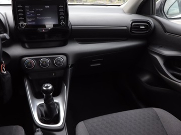 Toyota Yaris IV Hatchback 1.0 VVT-i 72KM 2021 Toyota Yaris 1.0 VVT-i, Salon Polska, zdjęcie 7