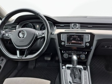 Volkswagen Passat B8 Variant 1.8 TSI BlueMotion Technology 180KM 2015 Volkswagen Passat Variant Salon PL Highline el.klapa Full led MatrixDSGMod, zdjęcie 14