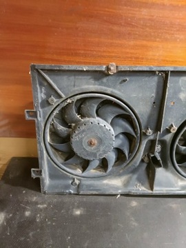 CHLADIČ VODY VENTILÁTOR VW T4 2.4 DIESEL 701121207B