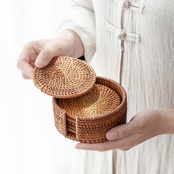 КРУГЛЫЕ ТАРЕЛКИ ИЗ РОТАНГА, КОФЕЙНЫЕ УКРАШЕНИЯ, ЧАЙНЫЕ ЧАШКИ, ИЗ НАТУРАЛЬНОЙ ТКАНИ.