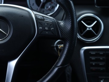 Mercedes Klasa A W176 Hatchback 5d 1.6 180 BlueEFFICIENCY 122KM 2013 Mercedes A A 180, Skóra, Xenon, Bi-Xenon, Klima, zdjęcie 19