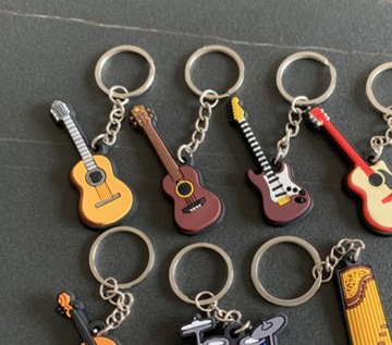 БРЕЛОК ДЛЯ КЛЮЧЕЙ КЛАССИЧЕСКАЯ ГИТАРА резиновый брелок для ключей