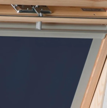 Roleta dachowa do okna marki ROTO 11/11, zaciemniająca biała WYPRZEDAŻ