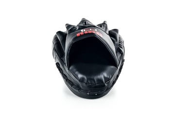 Лапы тренера, черные боксерские диски, тренировочные поплавки.