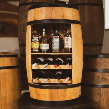 Drewniany barek z półką i leżakami na wino /beczka