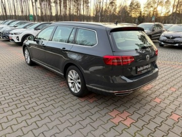 Volkswagen Passat B8 Variant 1.4 TSI BlueMotion Technology ACT 150KM 2017 Volkswagen Passat Variant Highline Full LED, zdjęcie 2