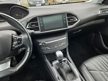 Peugeot 308 II SW Facelifting 1.2 PureTech 110KM 2019 Peugeot 308 SW 1.2 benzyna 110KM skóry panorama, zdjęcie 10