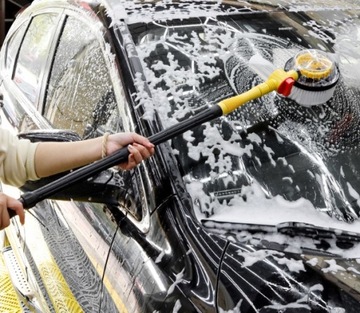 Набор вращающихся щеток для мытья автомобиля.