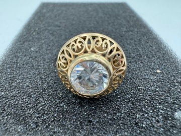 Złoty pierścionek z kamieniem pr 585 waga 5,667 g średnica wew. 19mm