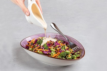 Соусник Wilmax из белого фарфора с ручкой, 170 мл